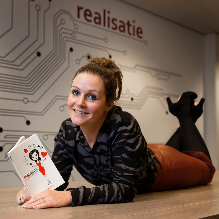 Schijndelse Debuteert Met Columnbundel Foto Bd Nl