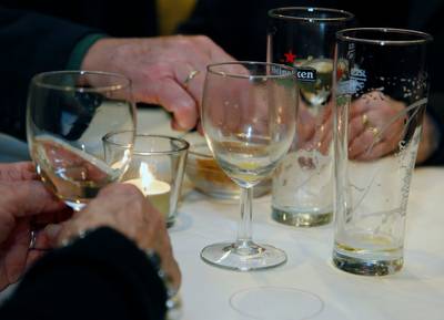 Kerstborrel? Dit kun je beter wel en niet doen