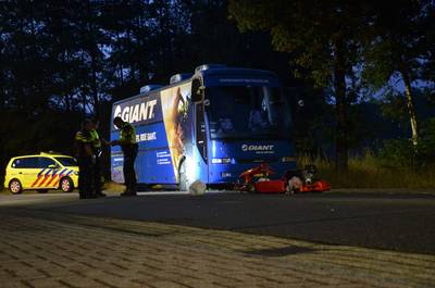 Kartbestuurder gewond door botsing met geparkeerde bus in Vorden