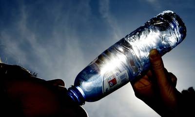 Supermarkt neemt maatregelen om winkels te bevoorraden met voldoende water