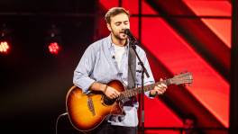 Tobi jaagt zijn dromen na op het podium van The Voice