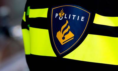Automobilist rijdt in op agent in Zwolle