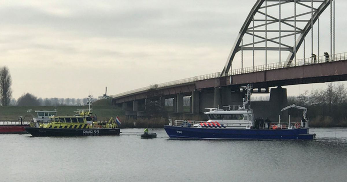 Doorbraak in zoektocht naar vermiste loodgieter uit Lint: politie haalt mortelkuip met mogelijk menselijke resten uit kanaal .