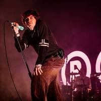 De schutterige présence deed vermoeden dat Royel Otis geïntimideerd waren door het publiek in Vorst Nationaal ★★★☆☆