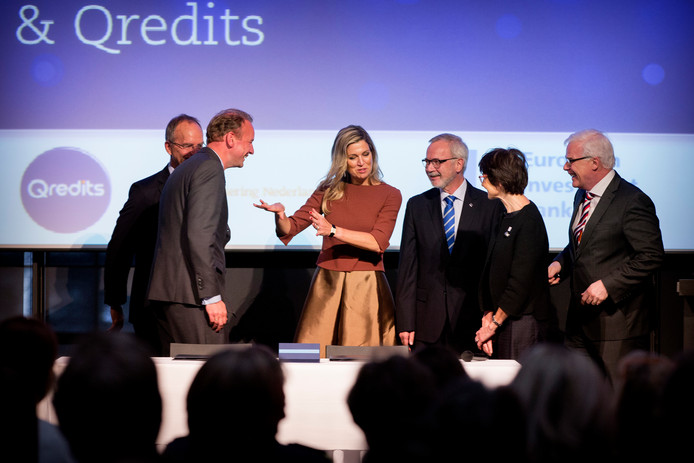 Koningin Maxima woonde eerder de ondertekening bij van een lening van 100 miljoen euro van de Europese Investeringsbank (EIB) aan Qredits, bedoeld voor het financieel steunen van startende ondernemers.