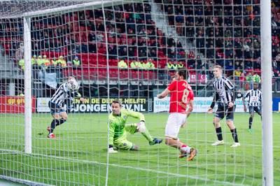 Blunders Castro helpen AZ op weg, Heracles krijgt pak rammel