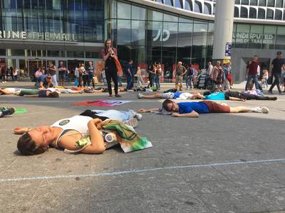‘Dode’ activisten onder bollendak vragen aandacht voor grote klimaatmars in Utrecht