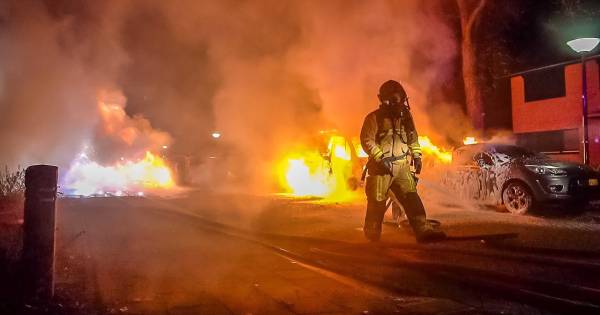 Drie auto's branden af in Geldrop, mogelijk sprake van brandstichting.