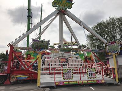Zitjes van volle kermisattractie knallen tegen bodemplaat