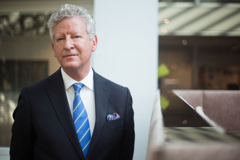 Hij zou stoppen met de nationale politiek, en voltijds burgemeester van Aalter worden. Maar nadat de N-VA uit de regering stapte, schoof Crembo weer van de reservebank van een staatssecretaris, naar de spotlights van minister van Binnenlandse Zaken. Pieter De Crem (56) uit Aalter leek aan het einde van zijn nationale politieke loopbaan, maar speelt vandaag plots weer een hoofdrol. Niet meer weg te denken uit de actualiteit. De man die zelfs niet mals is voor zijn eigen partij, spreekt ook vandaag vrijuit.