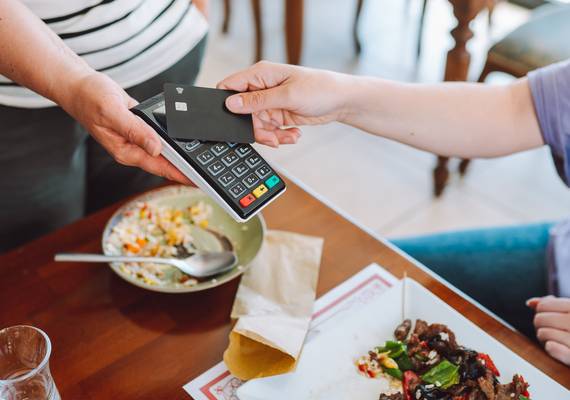 Het geldgeheim van Evelien (41): “Ik geef €1500 per maand uit aan eten en sta altijd rood”