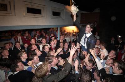Studentenvereniging viert lustrum, buurt negen dagen hotel in