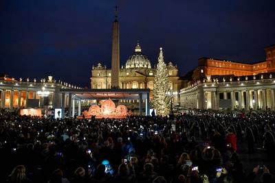 Kindje Jezus is van zand gemaakt, bijzondere kerststal op het Sint-Pietersplein