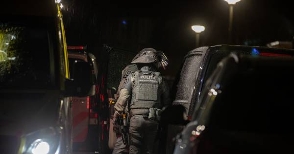 Arrestatieteam haalt verwarde man uit woning in Roosendaal.