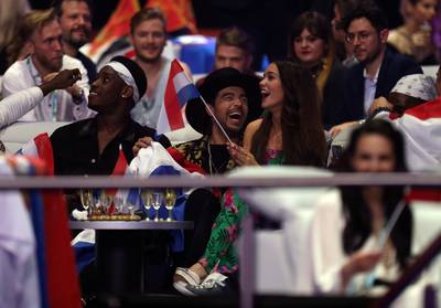 Uitzinnige Bibi omhelst haar Waylon na behalen finale Songfestival