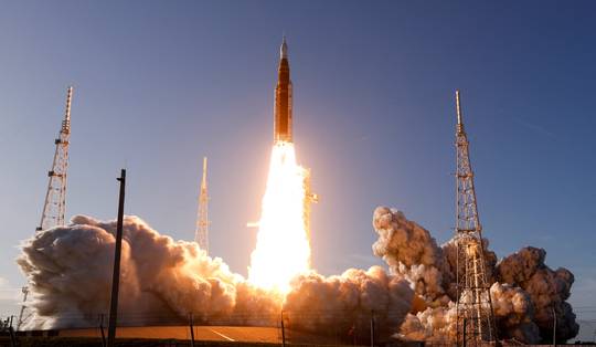 Artemis 2-lancering geslaagd, astronauten voor het eerst in meer dan vijftig jaar weer op weg naar de maan