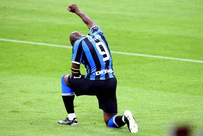 Buteur avec l’Inter, Romelu Lukaku s'agenouille pour George Floyd