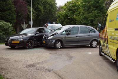 Een gewonde door botsing tussen twee auto's in Vragender