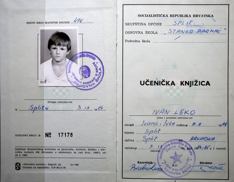 VOORBEELDIGE LEERLING | Moeder Ivka haalt een oud schoolrapport uit de kast. "Ivan is een sterke leerling met een goed gevoel voor stiptheid", leest ze plechtig voor. "Hij levert elke taak keurig op tijd in en is niet bang om zijn medeleerlingen op hun plichten te wijzen." Leko haalde 5 op 5 voor elk vak. "Behalve voor kunstvorming", lacht Ivka. "Schilderen haatte hij."