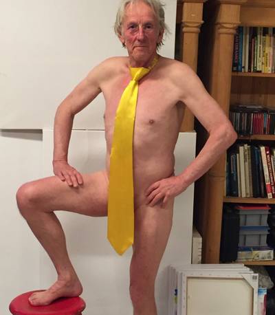 Naakte Freek de Jonge demonstreert stropdastruc van Donald Trump