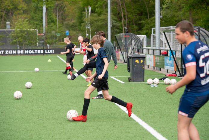 Eindelijk Rolt De Bal Weer Op Het Voetbalveld Net Als Koeien Die Weer De Wei In Mogen Amateurvoetbal Tubantia Nl