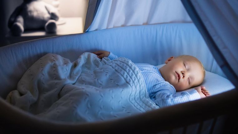 Leg baby niet op buik te slapen, het is echt riskant' | Het Parool