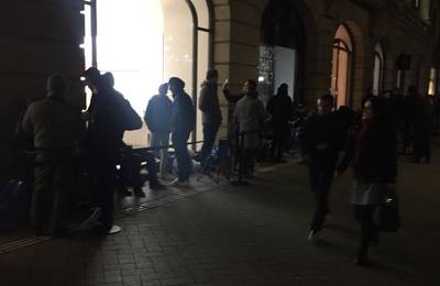Nederlandse Apple-fans in de rij voor iPhone X: 'Ik sta hier al sinds vanochtend'