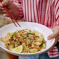 Pad thai met groene asperges en een kleurrijke linzensalade met feta en rucola: ons weekmenu