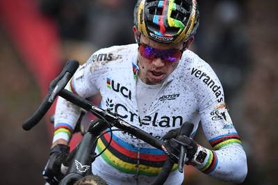 Van Aert pakt zege in Sint-Niklaas zonder concurrentie Van der Poel