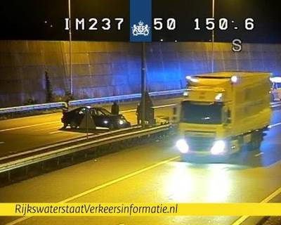 Auto botst tegen vangrail op A50 bij Ewijk: één rijstrook dicht