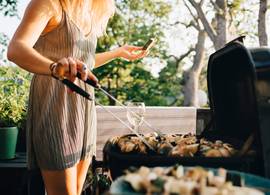 Handig: zó verwijder je rooklucht van de barbecue uit je kleding