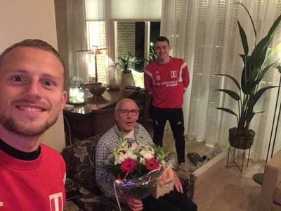 DVOL-selectie verrast vaste supporters van Lentse voetbalclub met bezoek aan huis: ‘Sommigen werden 