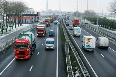 'Haal in het spitsuur de trucks van de A15 af'