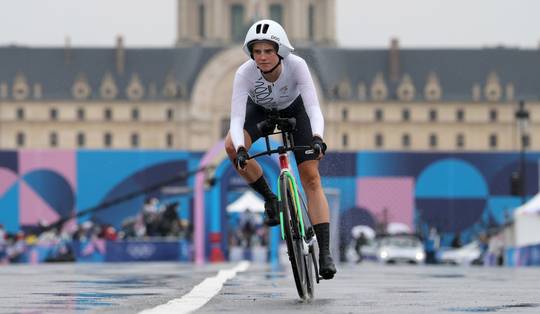 Ophef over opgevulde bh’s in tijdrit Tour de France Femmes: ‘Het kan seconden opleveren die doorslaggevend kunnen zijn’
