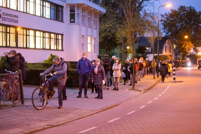 Het uitdelen van de griepprik in Baarn leidde onlangs tot lange rijen.