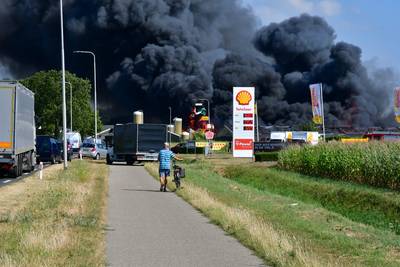 Grote schuurbrand met mogelijk 2.000 varkens bij boer in Didam