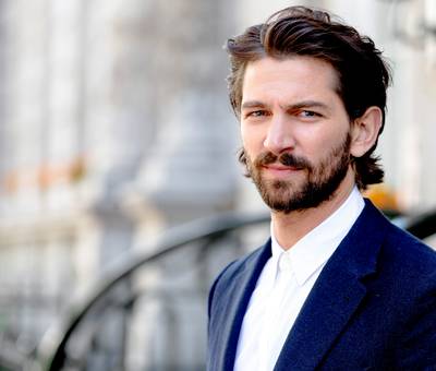 Michiel Huisman van troon gestoten als knapste man ter wereld