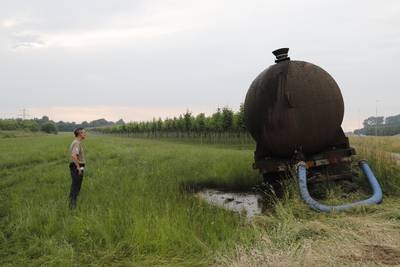 Mest stroomt overvloedig uit lekke giertank aan Hanshof in Cuijk