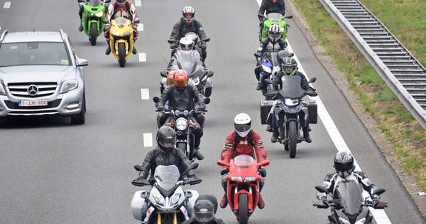 Zes motorrijders moeten rijbewijs inleveren voor hard scheuren tijdens uittocht TT Assen - De Stento