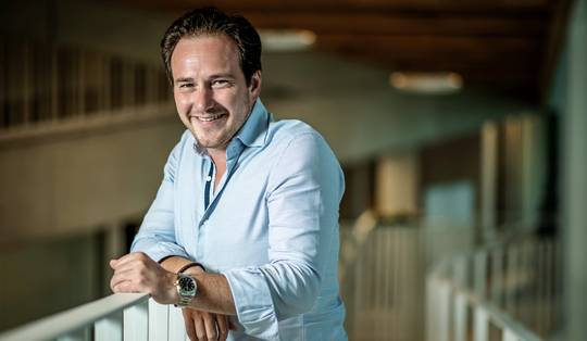Burgemeester Francesco Vanderjeugd (Open Vld) toonde seksueel filmpje tijdens event: ‘Het was een inschattingsfout’