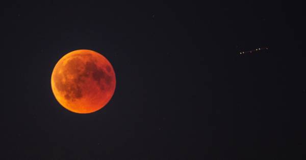 Maanviering in de Zwaluwse polder: 'Eerbied voor de maan is gepast'