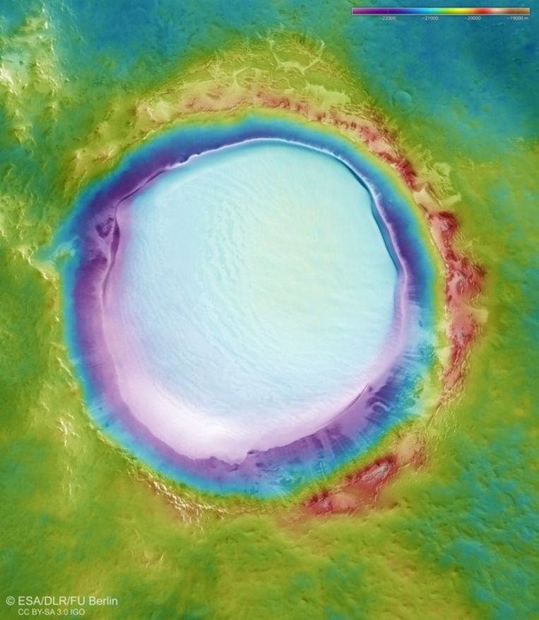 Topografie van de Korolev-krater. De kleuren geven de hoogteverschillen aan, die in de omgeving oplopen tot 3,5 km.