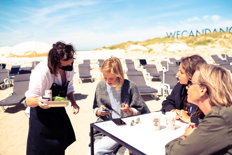 Frontman van Bazart bedient klanten van beachclub WECANDANCE: “Horeca hart onder de riem steken” - Het Laatste Nieuws