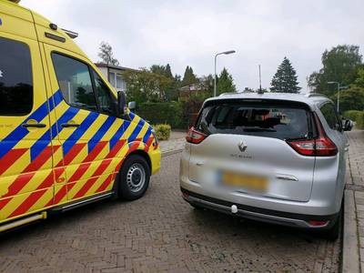 Fietser knalt op stilstaande auto in Delden en raakt gewond