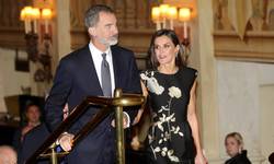 Spaanse koningin trekt jurk van Dries Van Noten aan