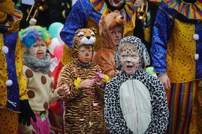 Eerste carnavalsoptocht van Twente trekt door Delden