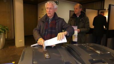 Als eerste stemmen: het is Anton (82) weer gelukt