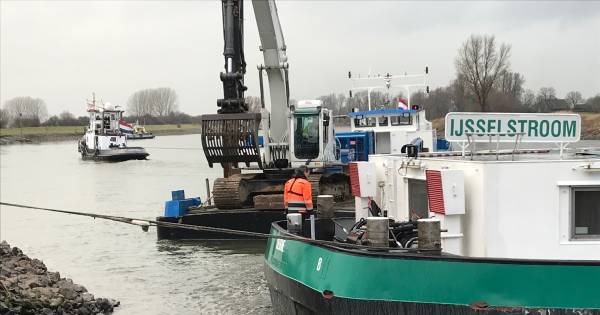 Vastgelopen vrachtschip in IJssel na een dag vrij - De Gelderlander