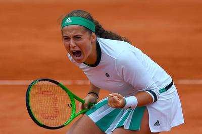 Ostapenko klopt Wozniacki en maakt zich op voor opvallende halve finale