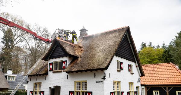 Brand in monumentaal pand met rieten dak in Esbeek